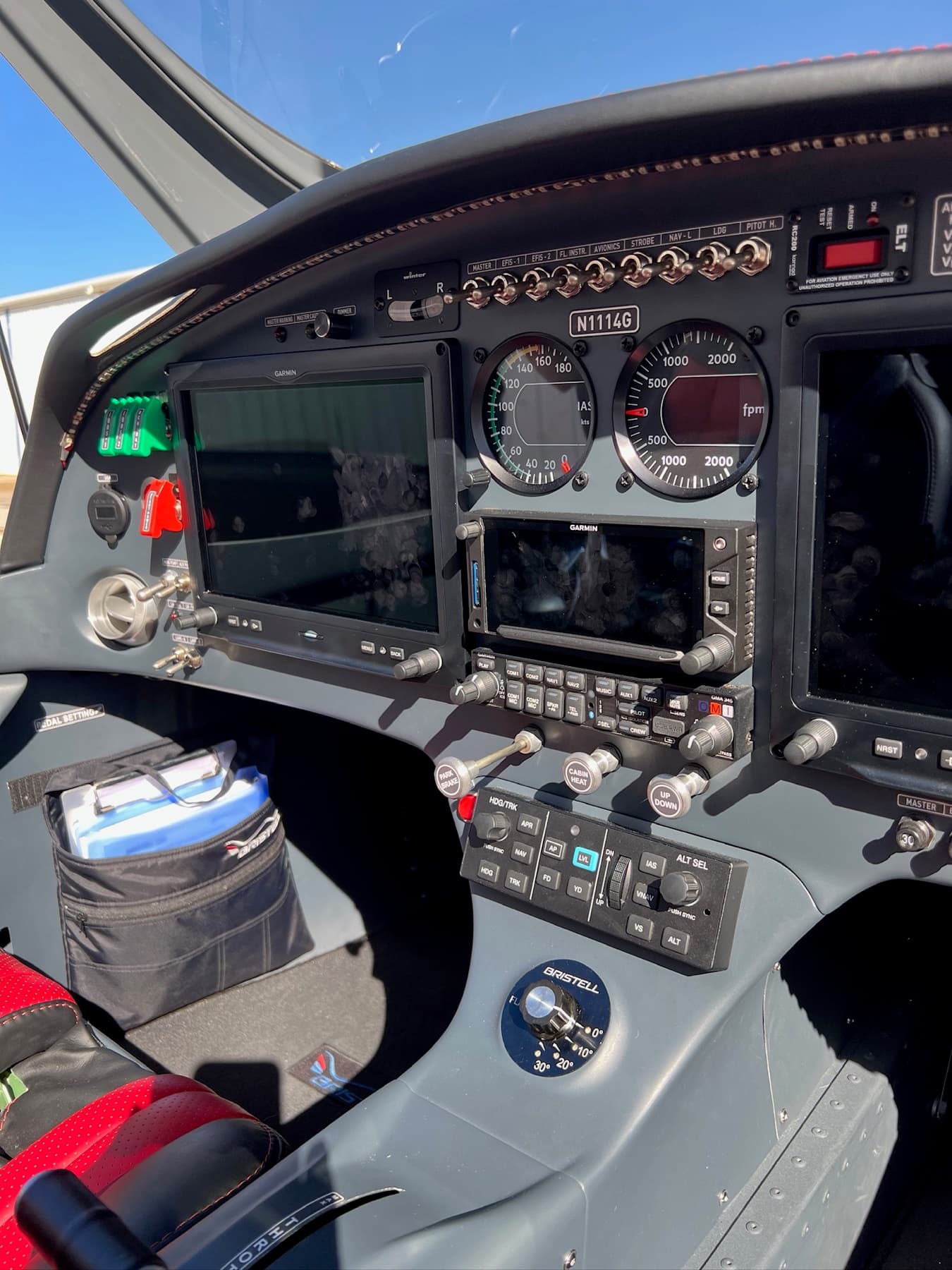 Instrument panel and avionics of a Bristell close up